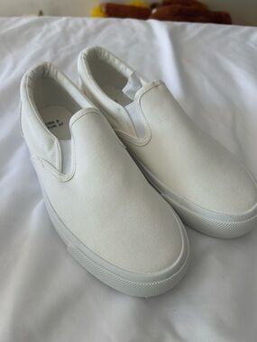 Source Unknown White Slip-On Canvas Sneakers Very High Quality